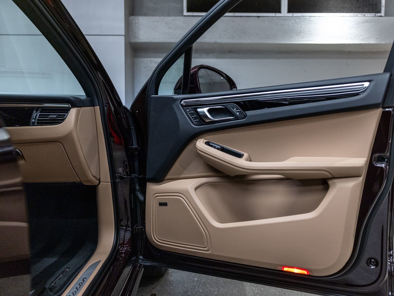Certified 2024 Porsche Macan AWD/4WD image 41