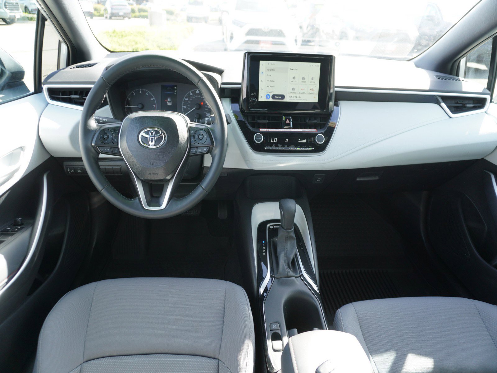 Used 2025 Toyota Corolla SE image 2