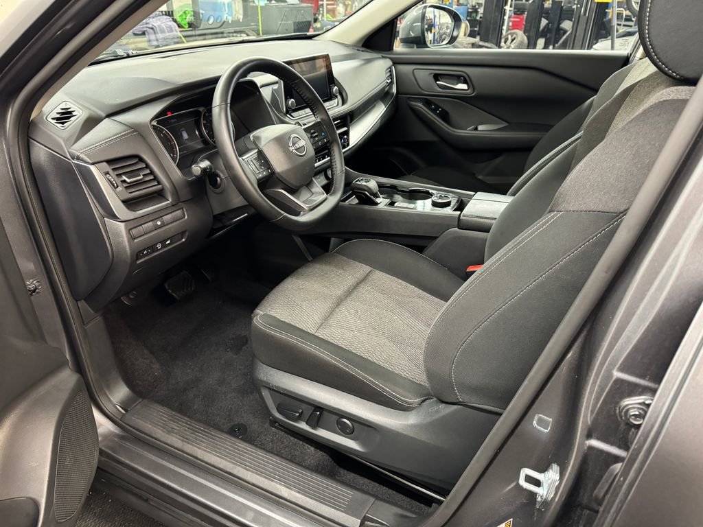 Used 2025 Nissan Rogue SV image 13