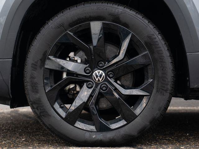 Used 2022 Volkswagen Taos SE w/ Panoramic Sunroof Package AWD/4WD image 12