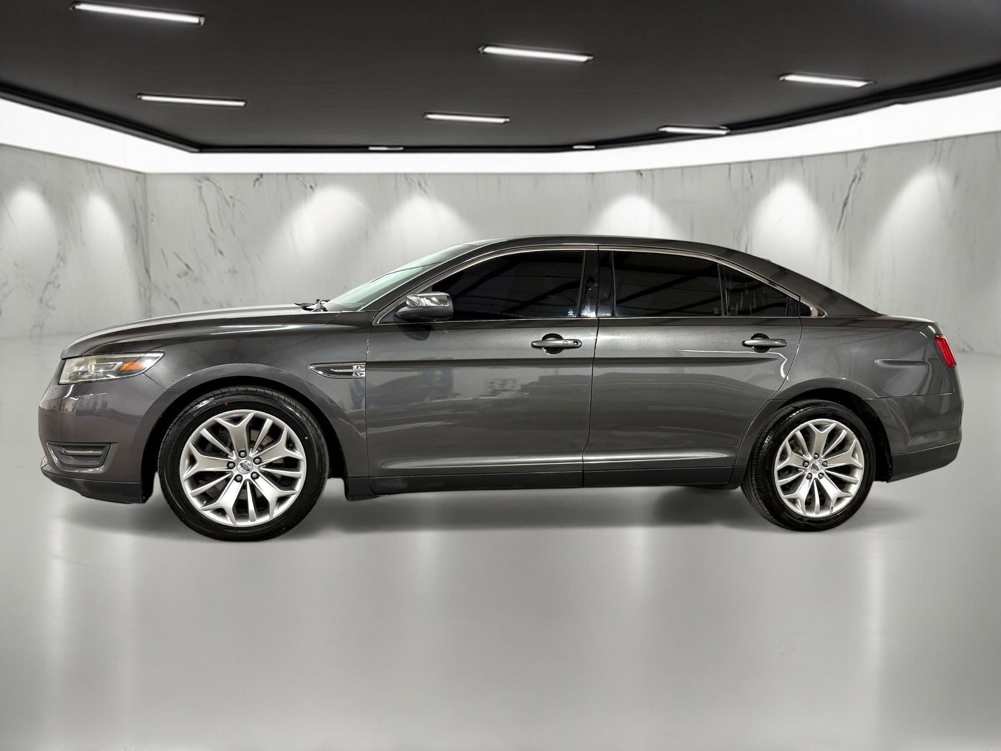 Used 2015 Ford Taurus Limited image 2