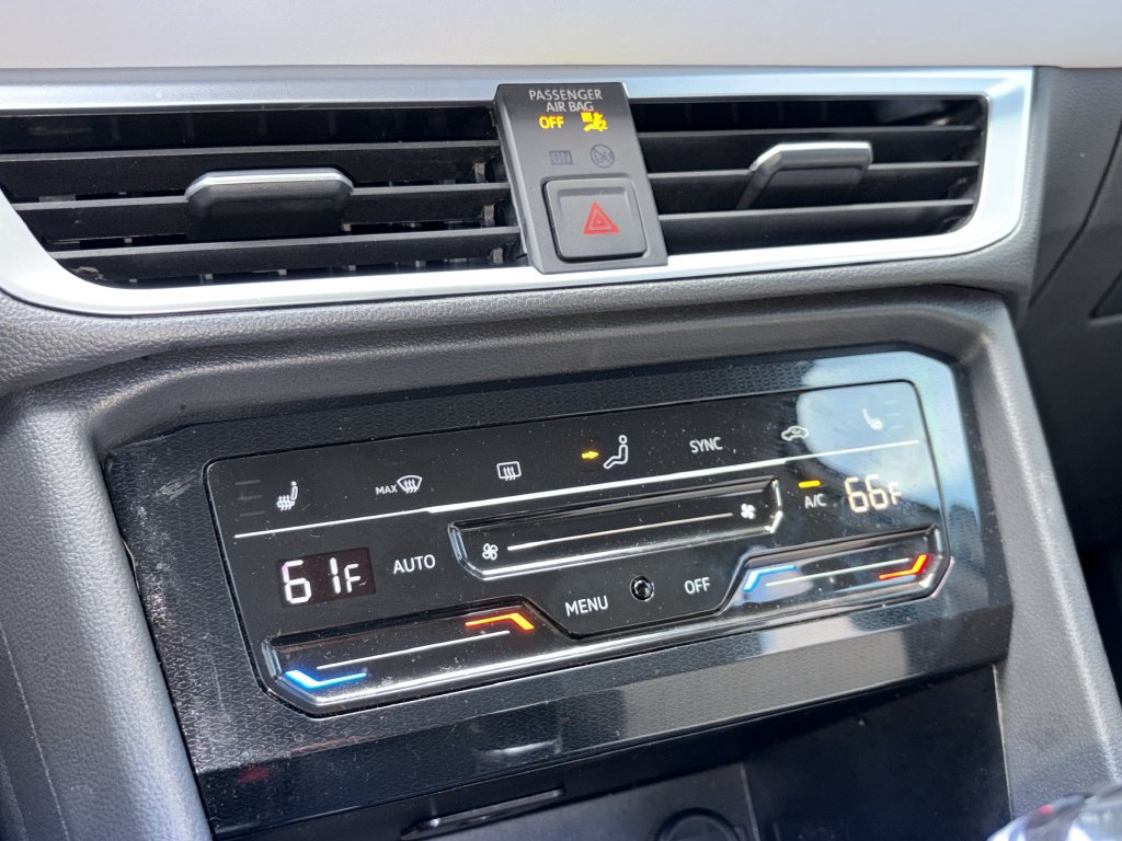 Certified 2025 Volkswagen Taos SE FWD image 9