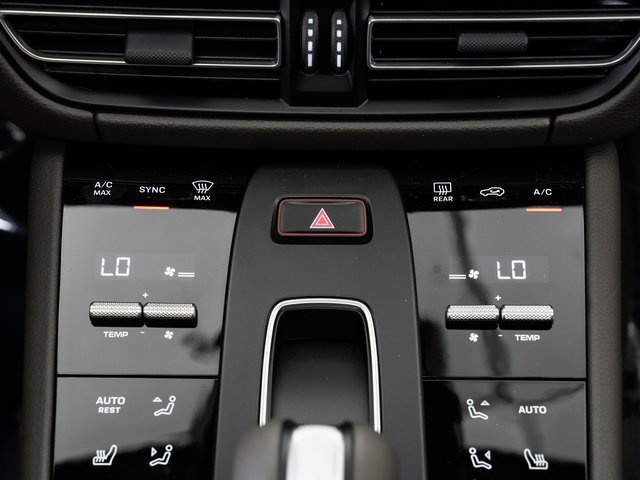 Certified 2025 Porsche Macan AWD/4WD image 19