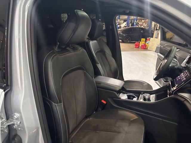 Used 2024 Jeep Grand Cherokee Altitude AWD/4WD image 40