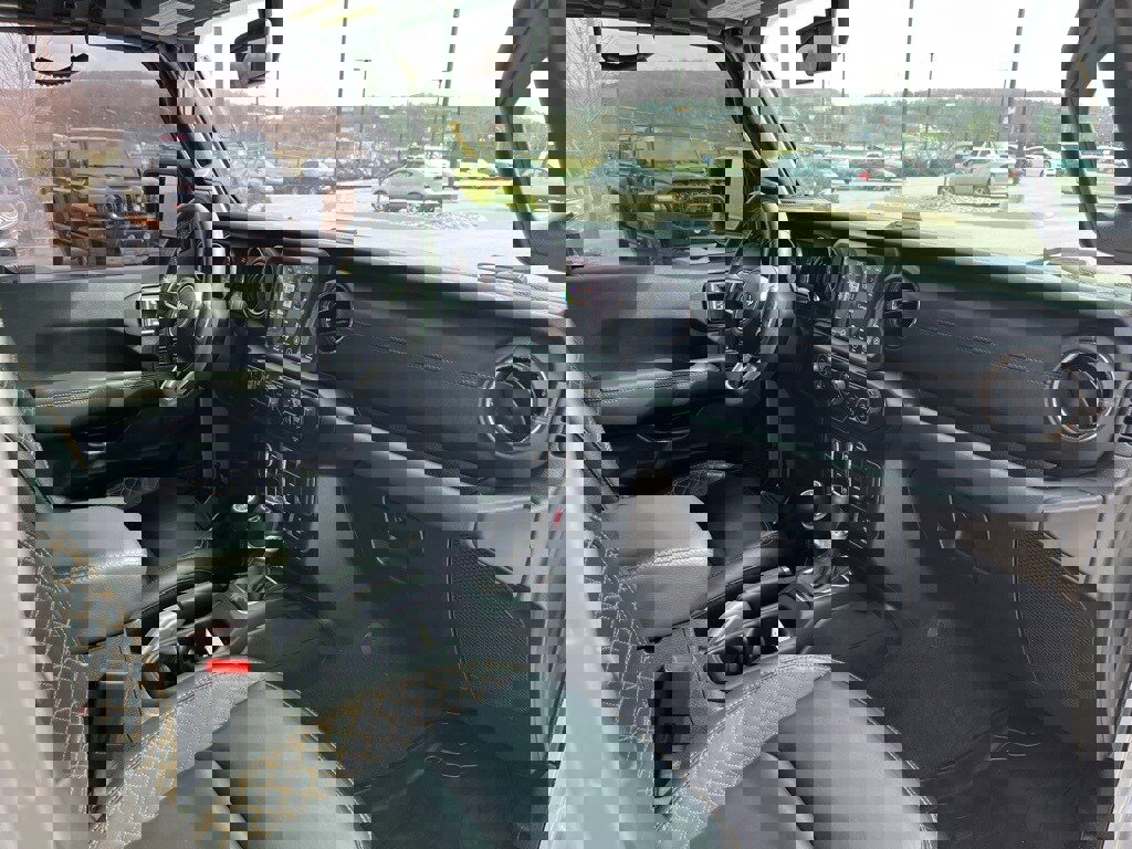 Used 2020 Jeep Wrangler Unlimited Sahara image 28