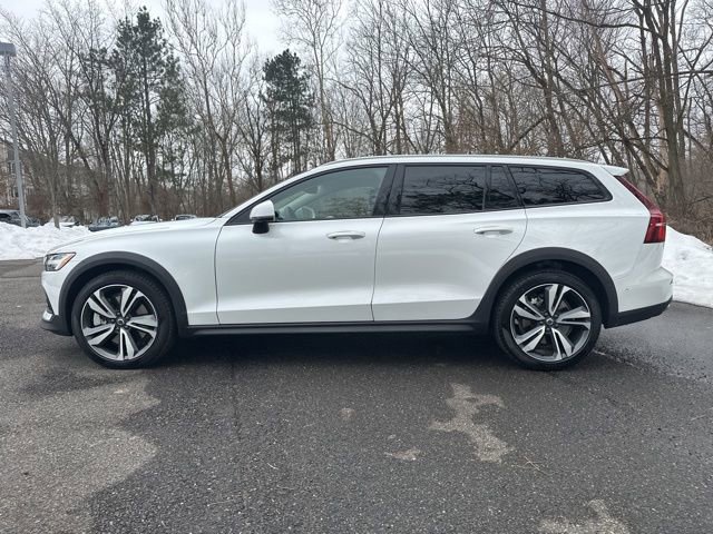 Certified 2025 Volvo V60 B5 Cross Country Plus image 5