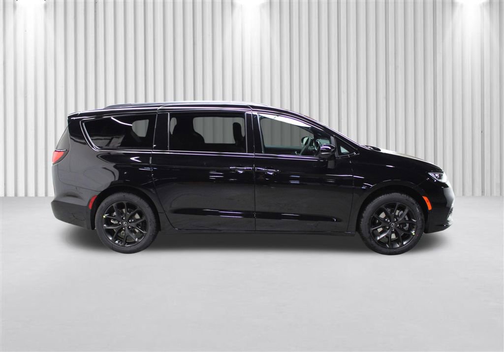 New 2026 Chrysler Pacifica Select image 2