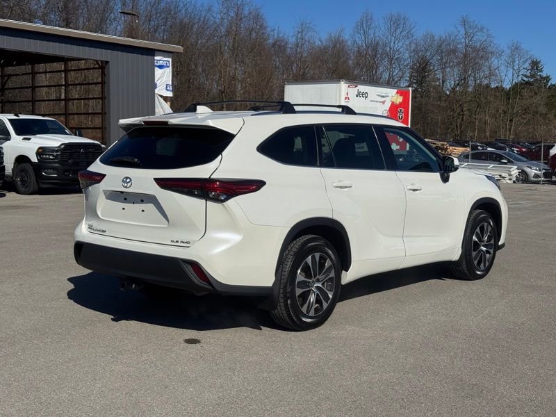 Used 2021 Toyota Highlander XLE image 3