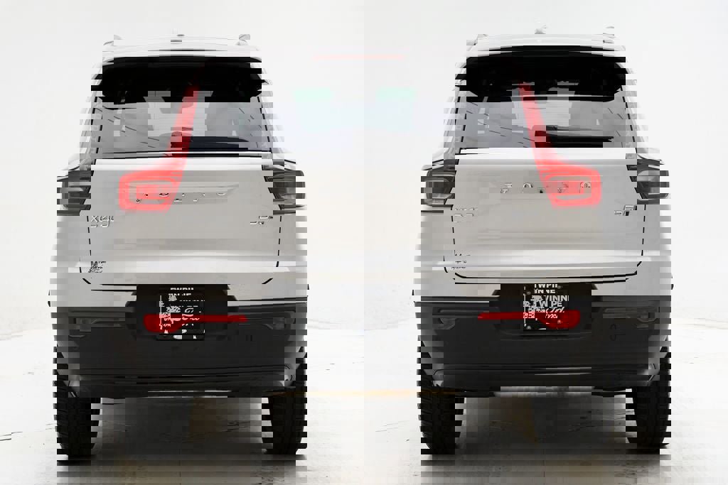 Used 2025 Volvo XC40 B5 Plus image 8