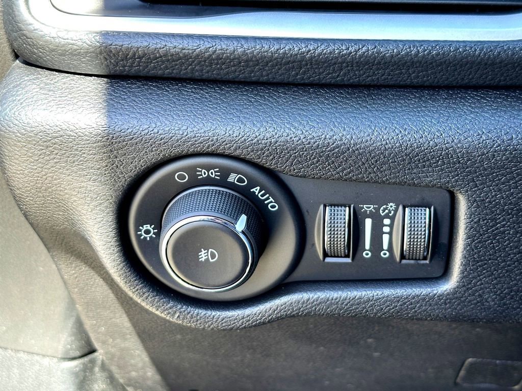 Used 2024 Chrysler Pacifica Touring FWD image 20