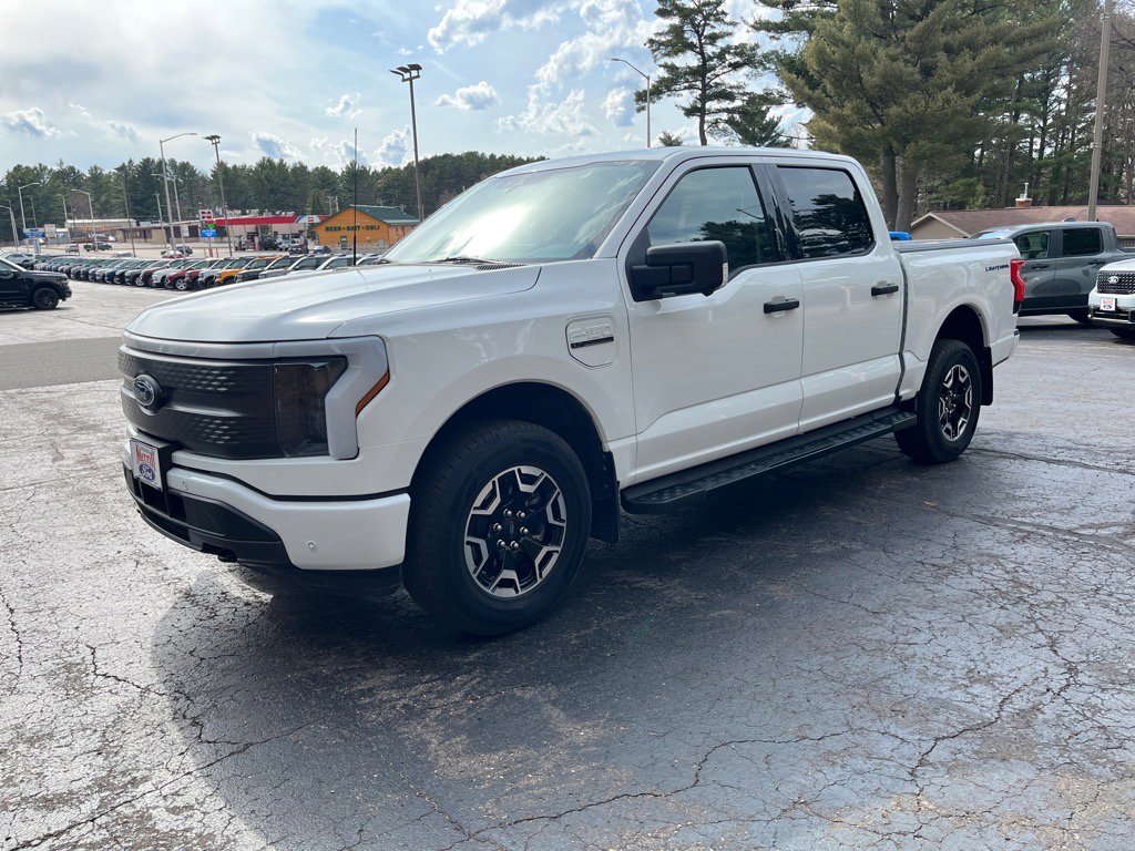 Used 2022 Ford F150 Lightning XLT image 3