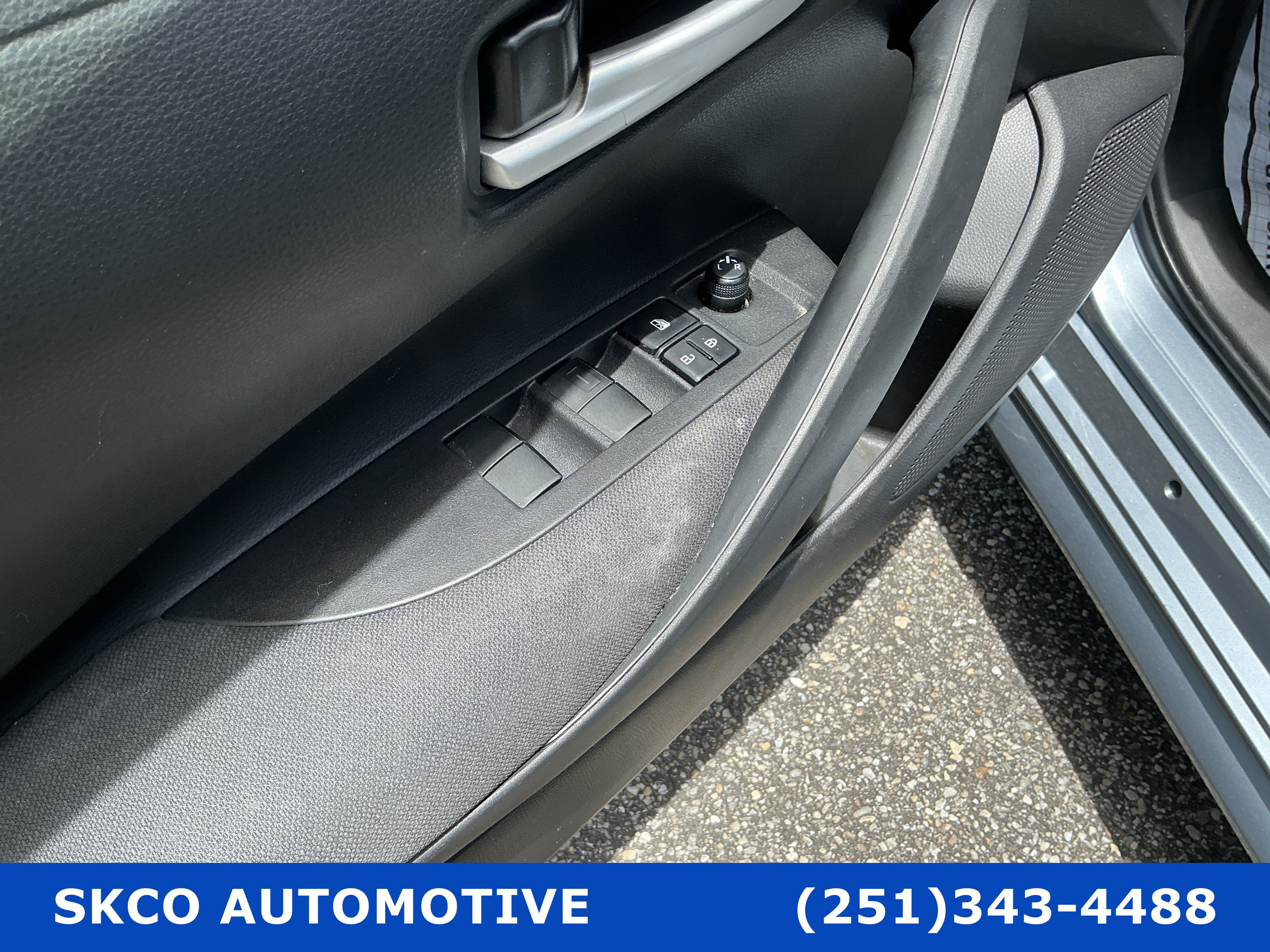 Used 2021 Toyota Corolla LE FWD image 22