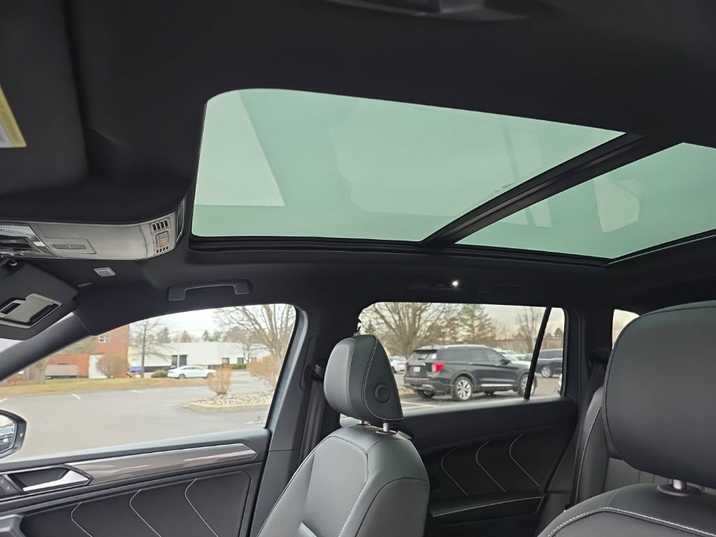 Used 2024 Volkswagen Tiguan SE R-Line image 22