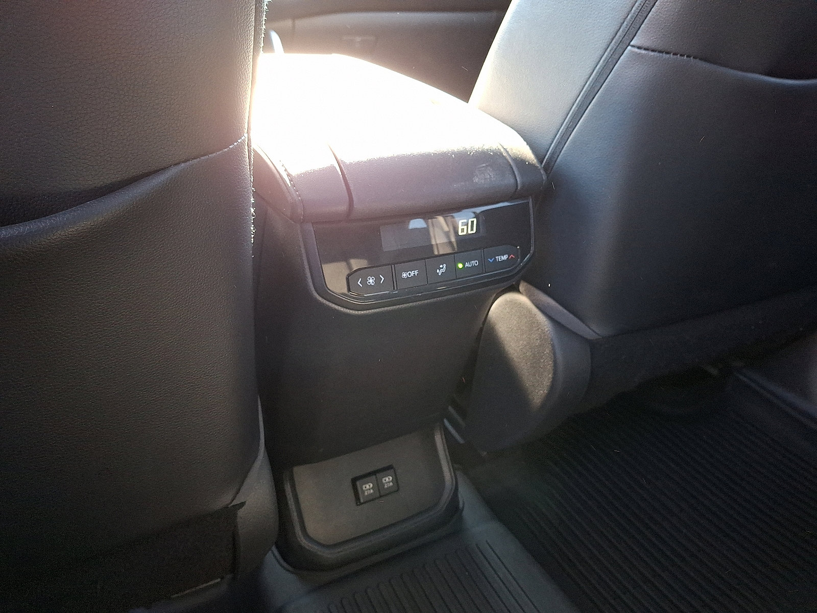 Used 2020 Toyota Highlander XLE image 13