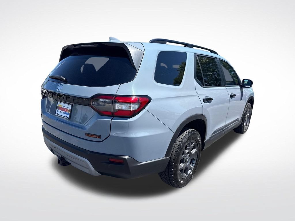 Certified 2025 Honda Pilot TrailSport image 5