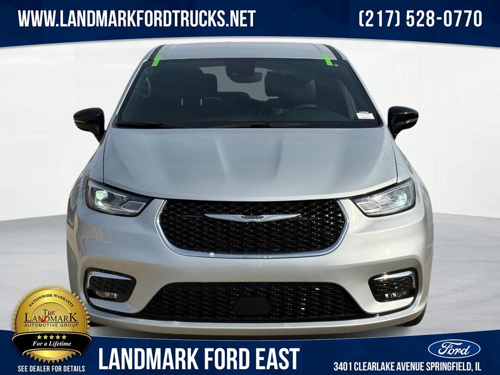 Used 2026 Chrysler Pacifica Select