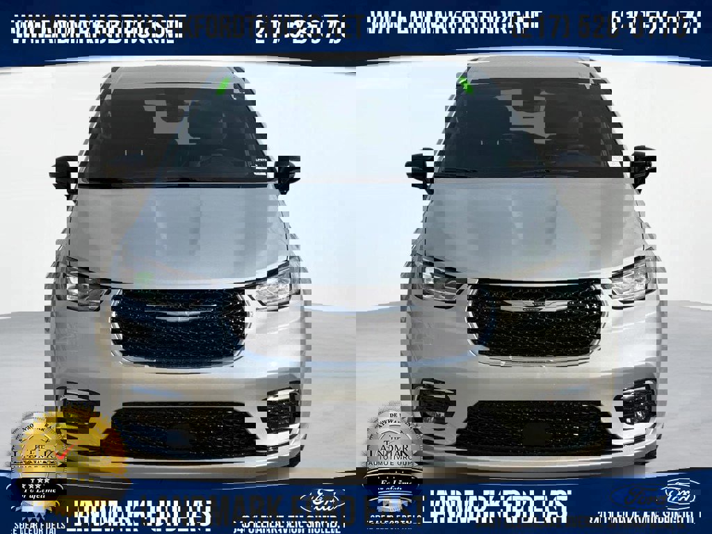 Used 2026 Chrysler Pacifica Select image 1