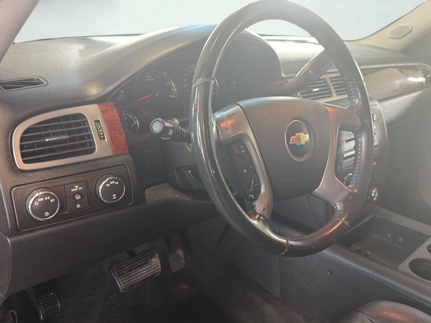 Used 2012 Chevrolet Suburban LT w/ Luxury Package AWD/4WD image 13