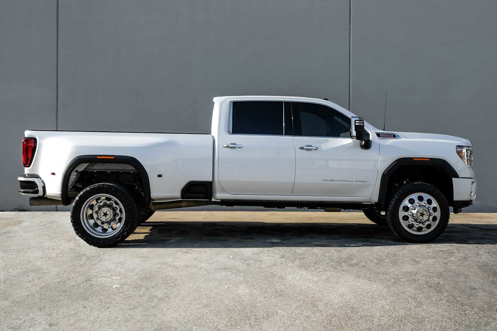 Used 2022 GMC Sierra 3500 Denali w/ Denali Ultimate Package AWD/4WD image 8