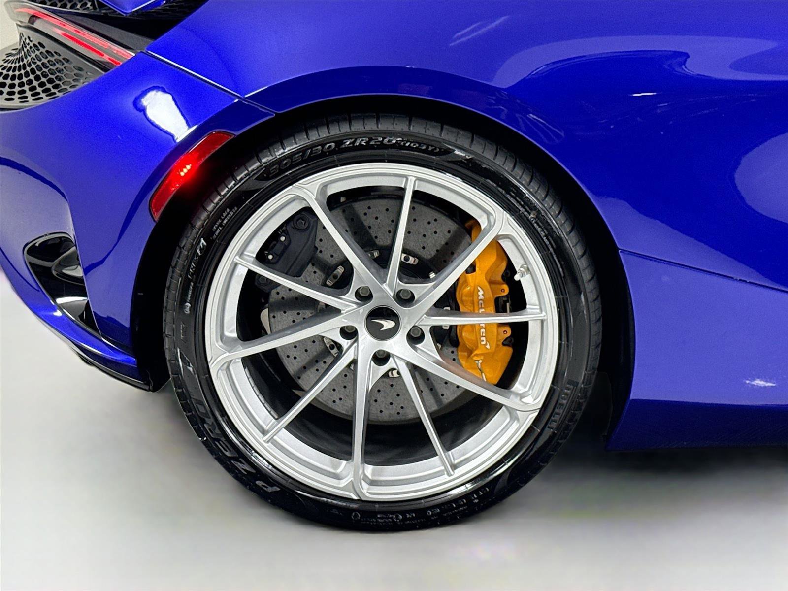 Used 2024 McLaren 750S Spider image 32