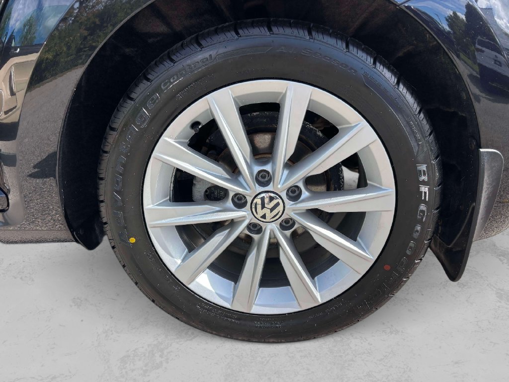 Used 2019 Volkswagen Beetle 2.0T SE FWD image 9