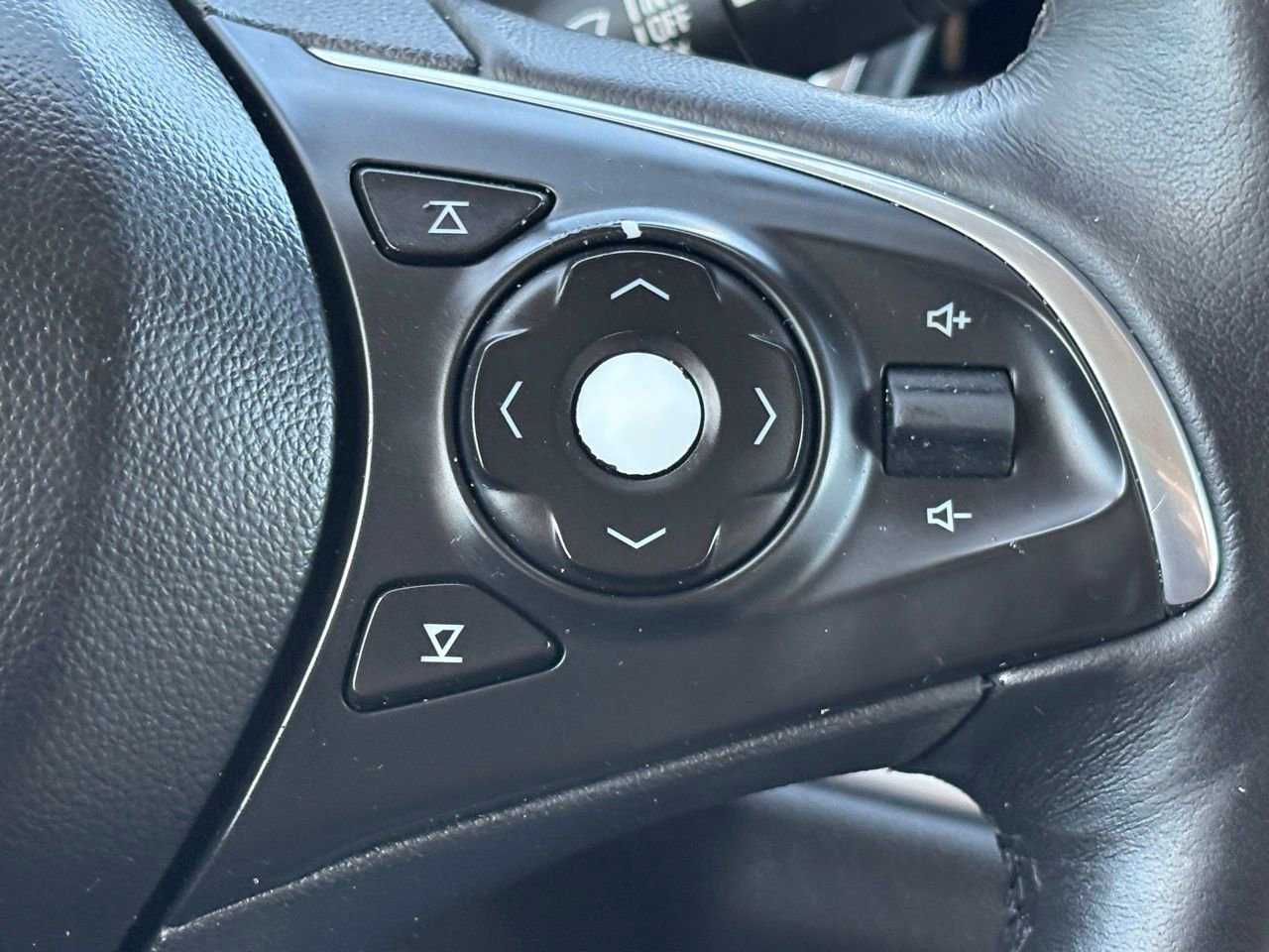 Used 2020 Buick Enclave Premium w/ Sun and Sites Package image 21