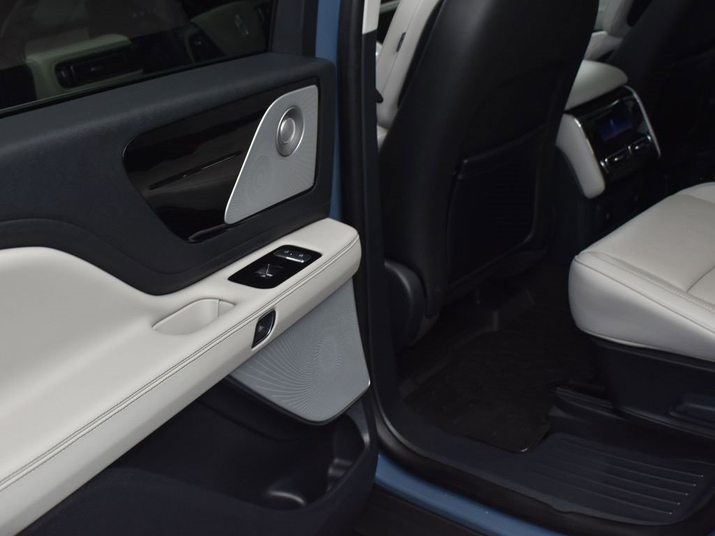 Certified 2025 Lincoln Aviator Reserve w/ Equipment Group 201A image 11