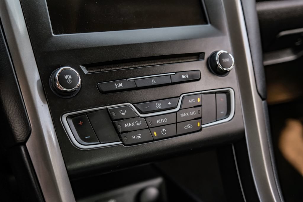 Used 2018 Ford Fusion SE w/ Fusion SE Technology Package FWD image 25