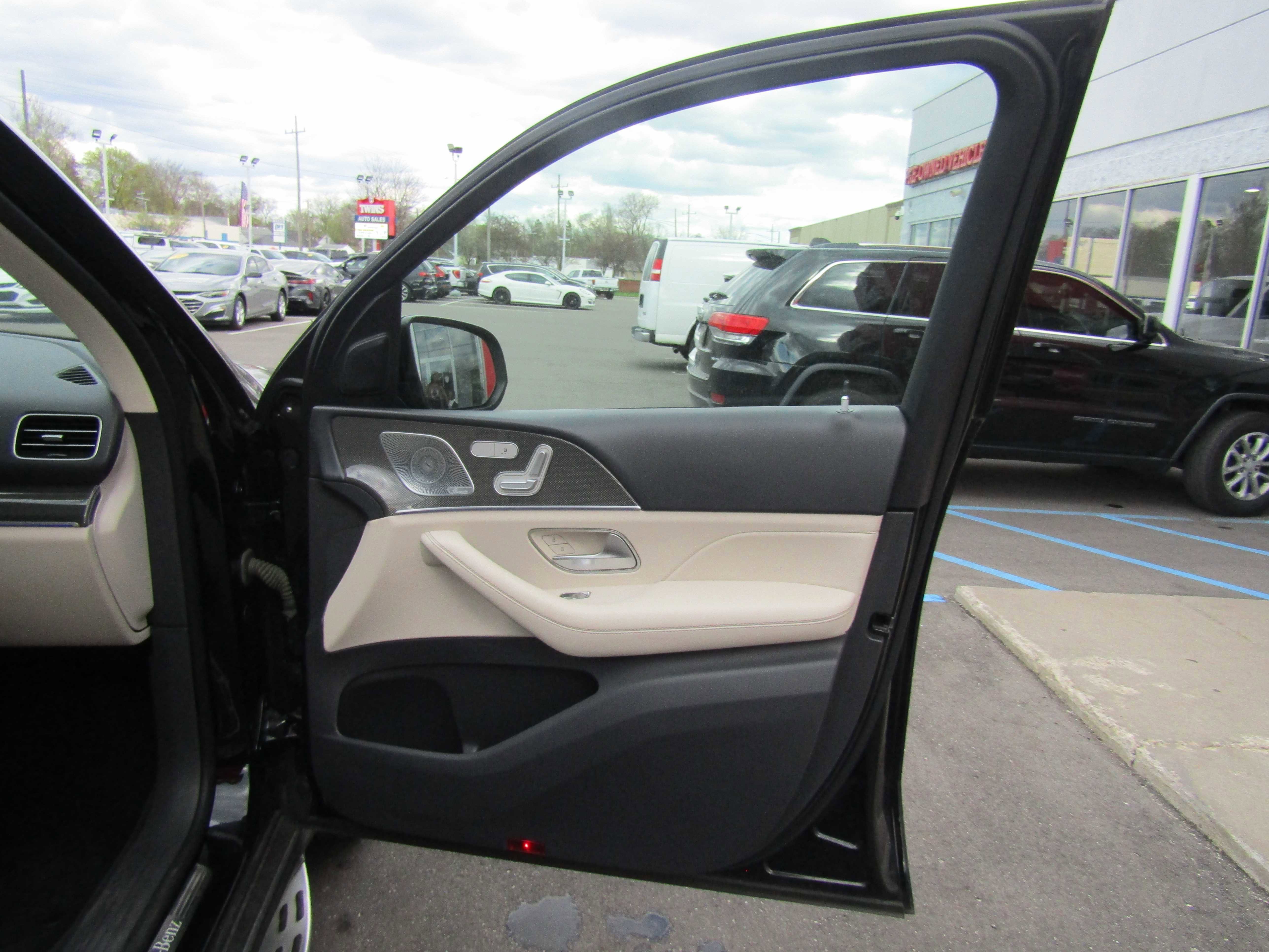 Used 2020 Mercedes-Benz GLE 350 4MATIC w/ 3rd Row Seat Package image 9