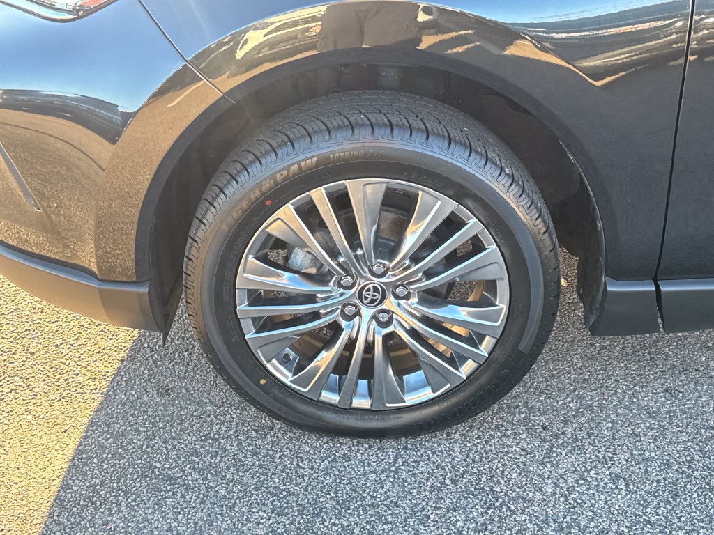 Used 2023 Toyota Venza XLE AWD/4WD image 41