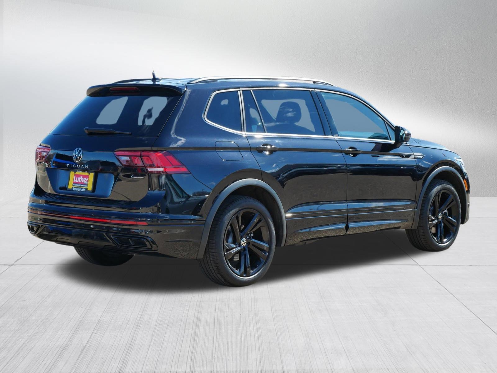 Used 2024 Volkswagen Tiguan SE R-Line w/ MDO Package, Two-Row image 7