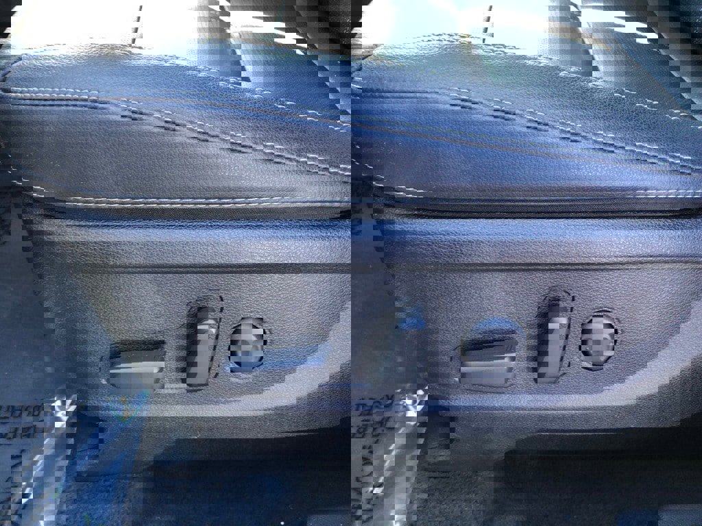 Used 2024 Kia Telluride EX w/ EX Captain's Chair Package image 14