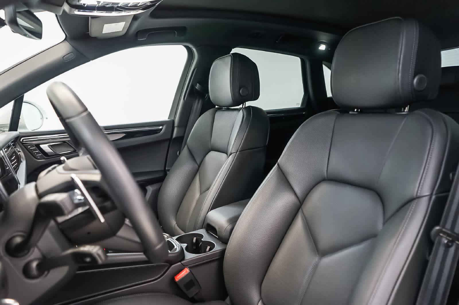 Certified 2026 Porsche Macan AWD/4WD image 5