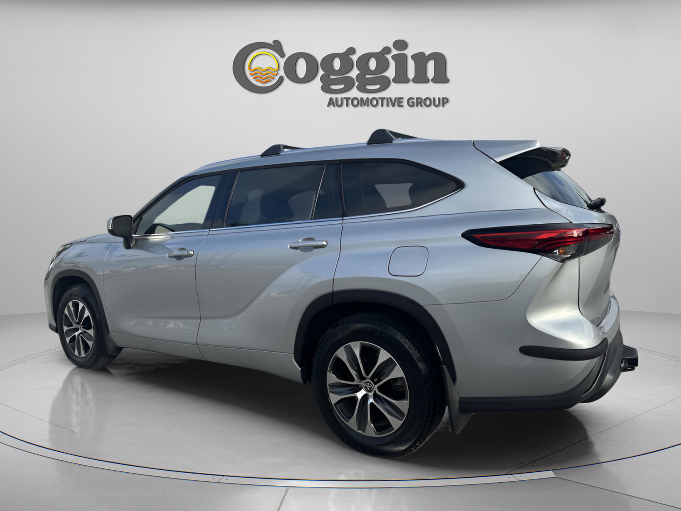 Used 2021 Toyota Highlander XLE image 4