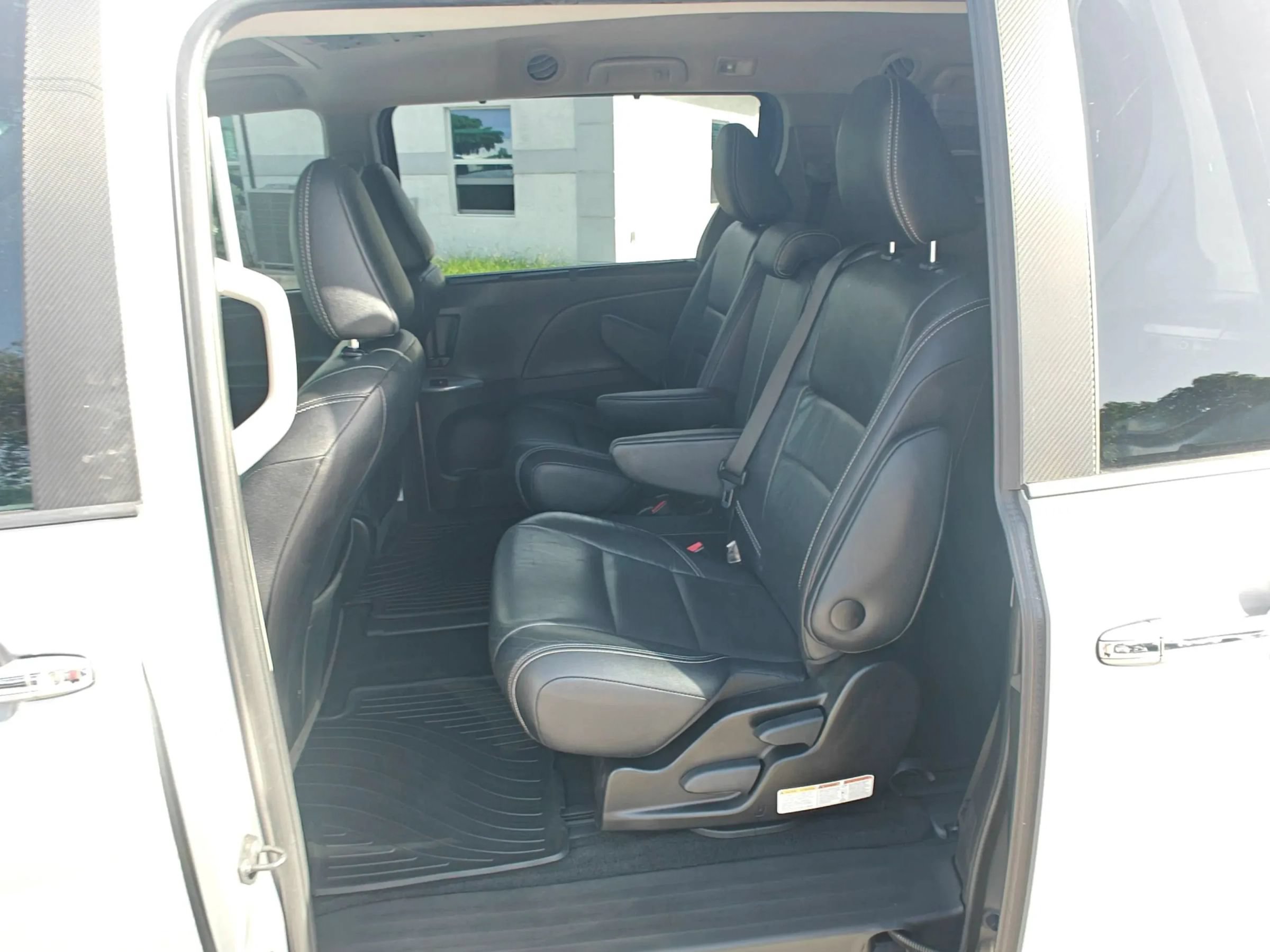 Used 2015 Toyota Sienna SE w/ SE Preferred Package FWD image 10