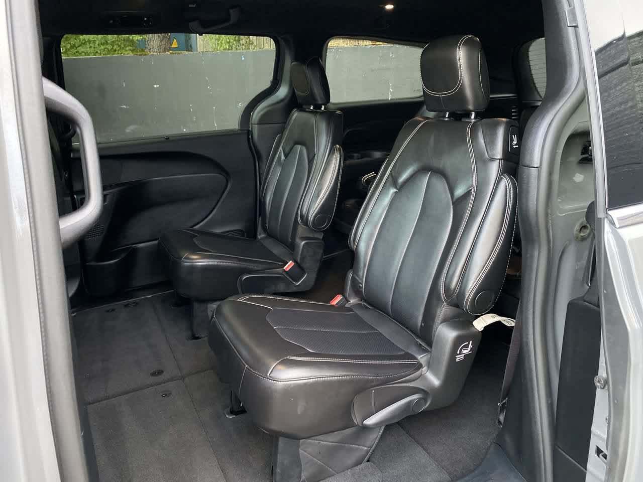Used 2025 Chrysler Pacifica Select FWD image 16