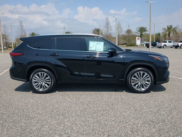 Used 2023 Toyota Highlander Platinum image 3