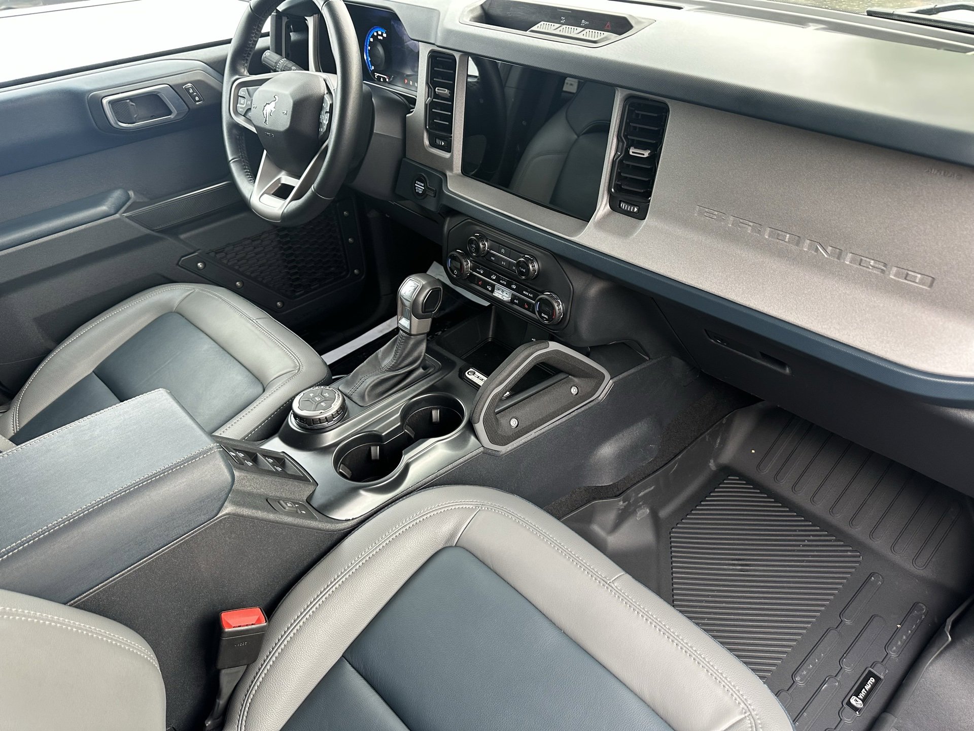 Used 2024 Ford Bronco Outer Banks image 2