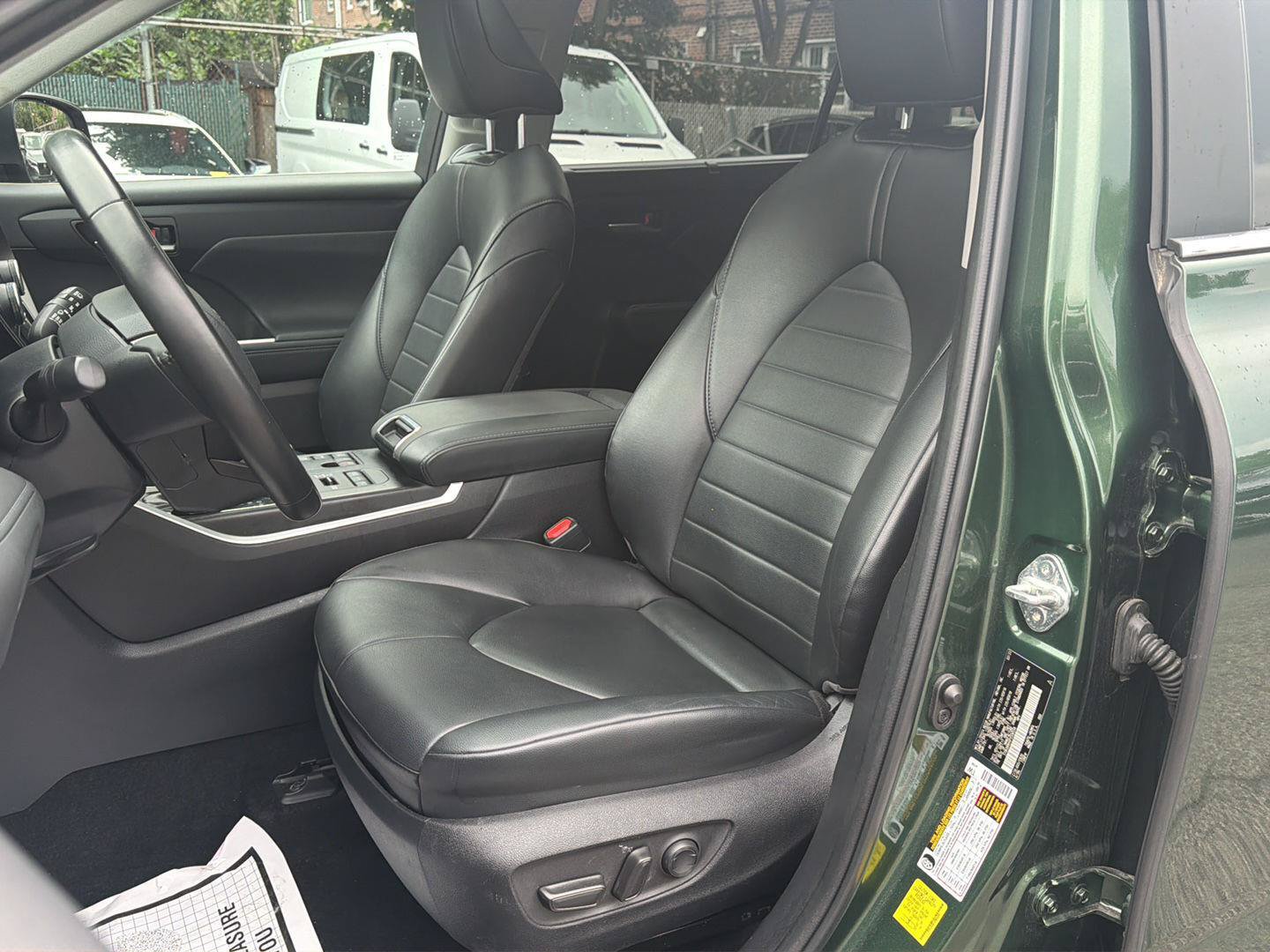 Used 2023 Toyota Highlander XLE AWD/4WD image 11