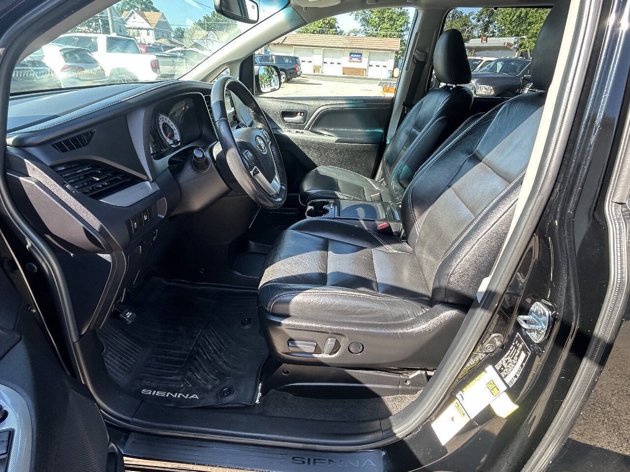 Used 2017 Toyota Sienna SE Premium FWD image 10