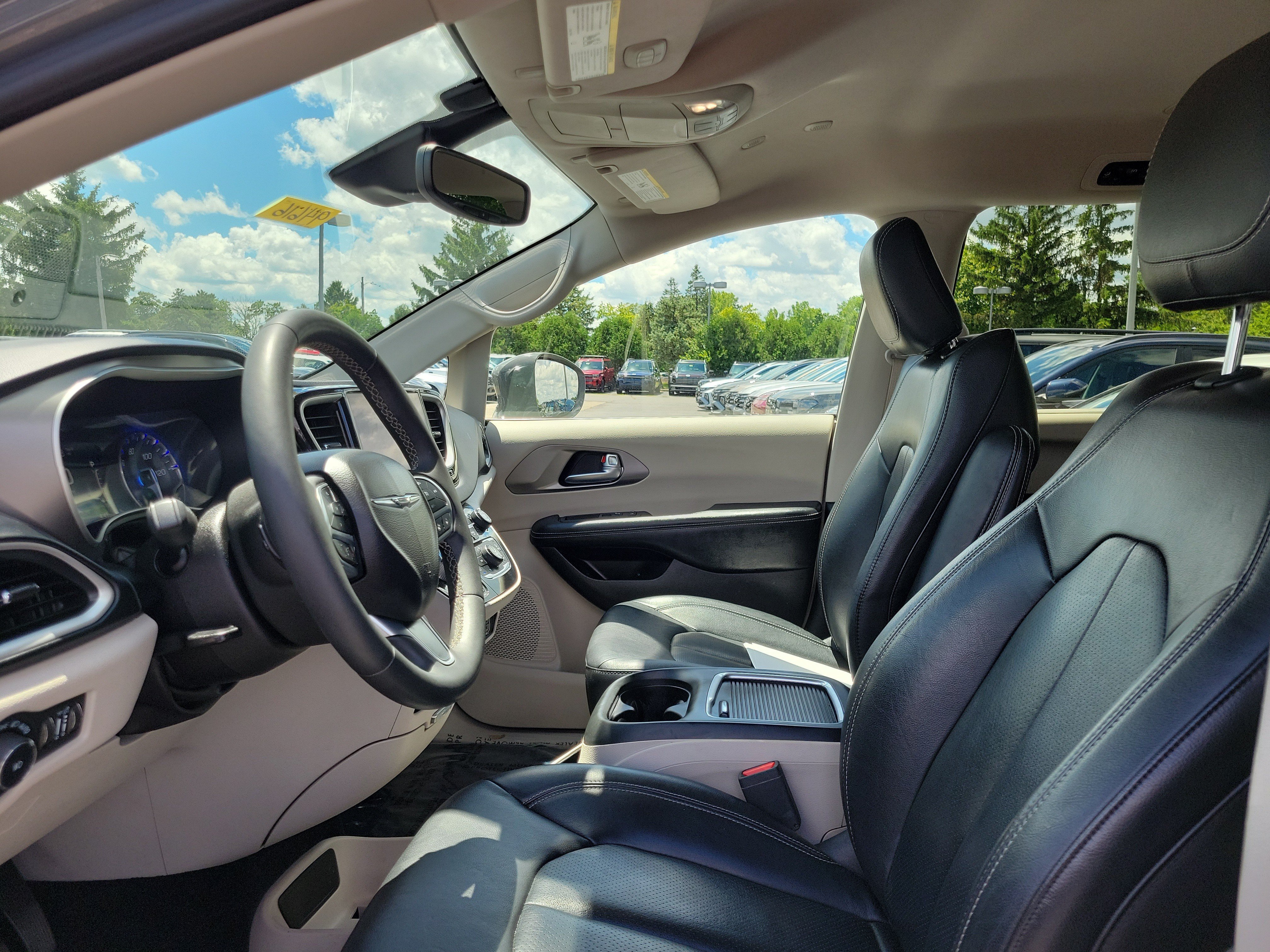 Used 2022 Chrysler Pacifica Touring-L FWD image 15