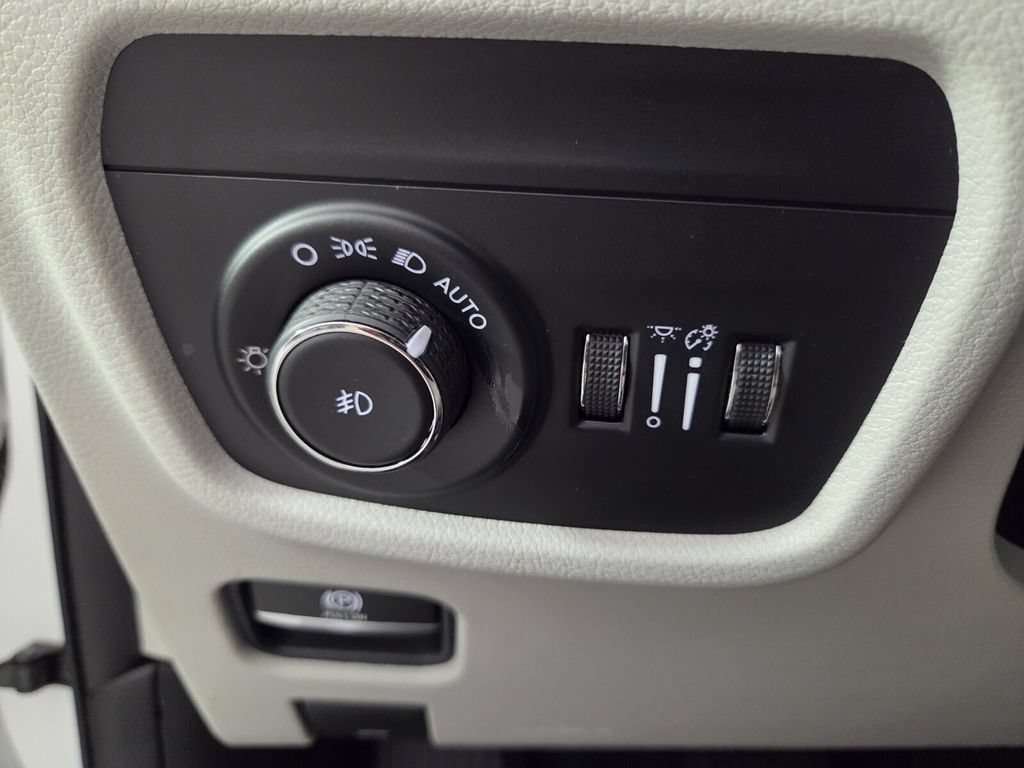 Used 2021 Jeep Grand Cherokee L Overland w/ Luxury Tech Group IV AWD/4WD image 19