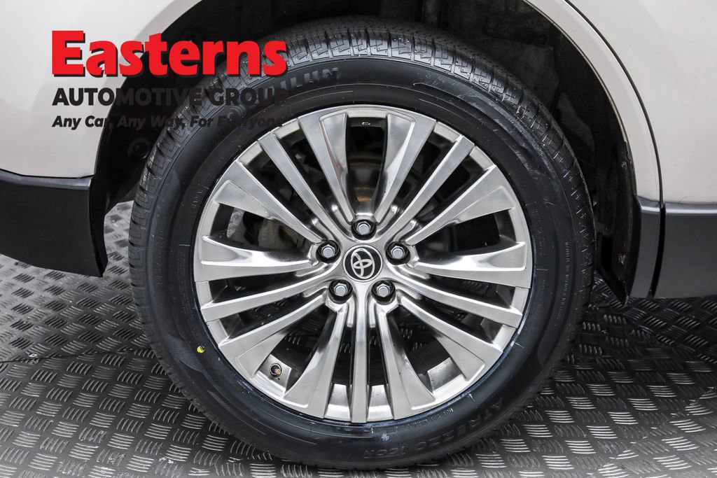 Used 2023 Toyota Venza Limited image 29