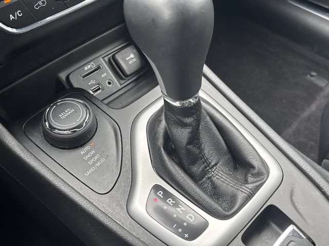 Used 2018 Jeep Cherokee Overland AWD/4WD image 13