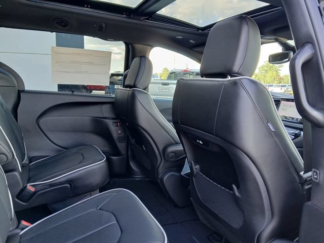 New 2027 Chrysler Pacifica Limited w/ Family Tech Group AWD/4WD image 19
