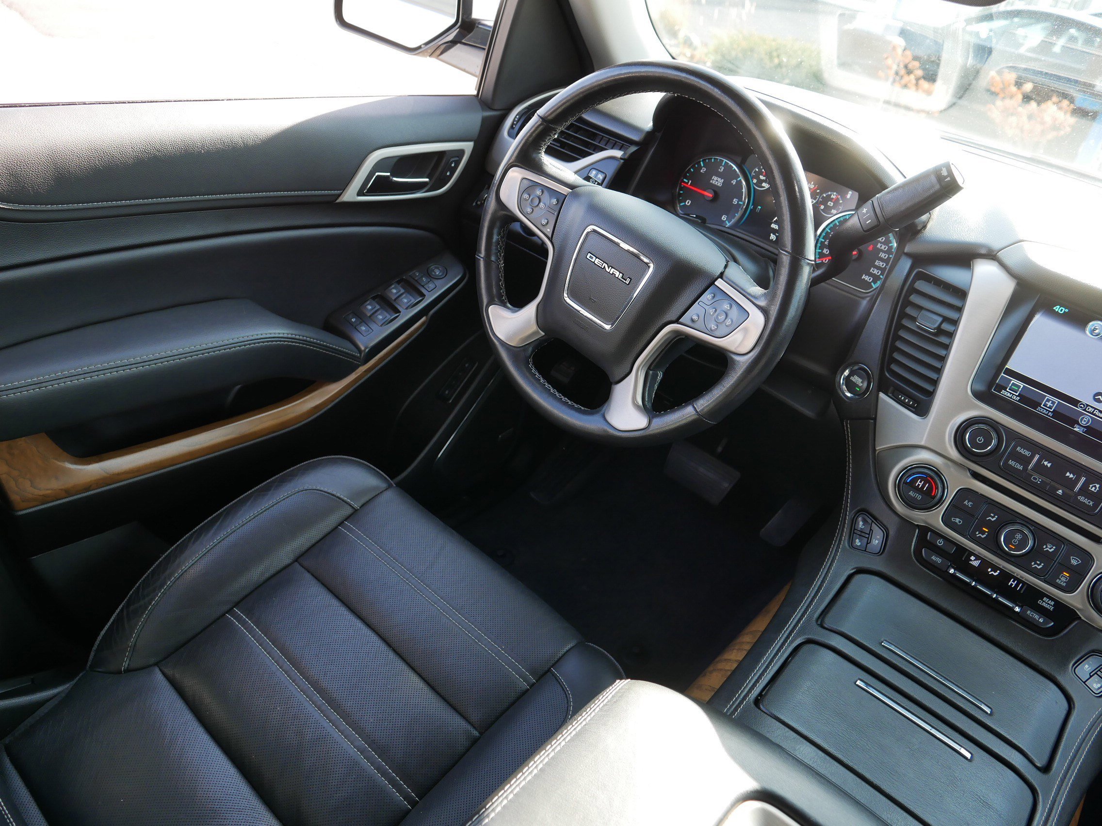 Used 2020 GMC Yukon Denali w/ Denali Premium Package image 9