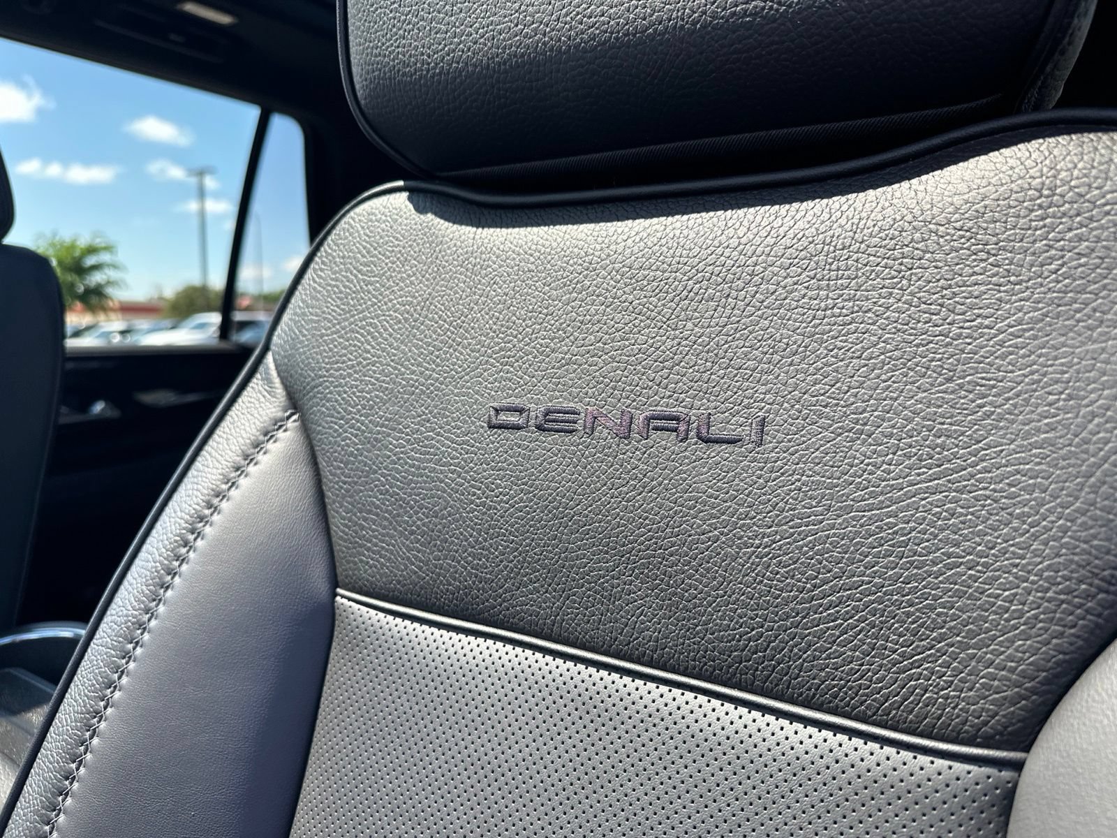 Used 2023 GMC Yukon Denali AWD/4WD image 14