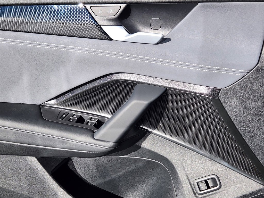 New 2025 Volkswagen Tiguan SE image 3