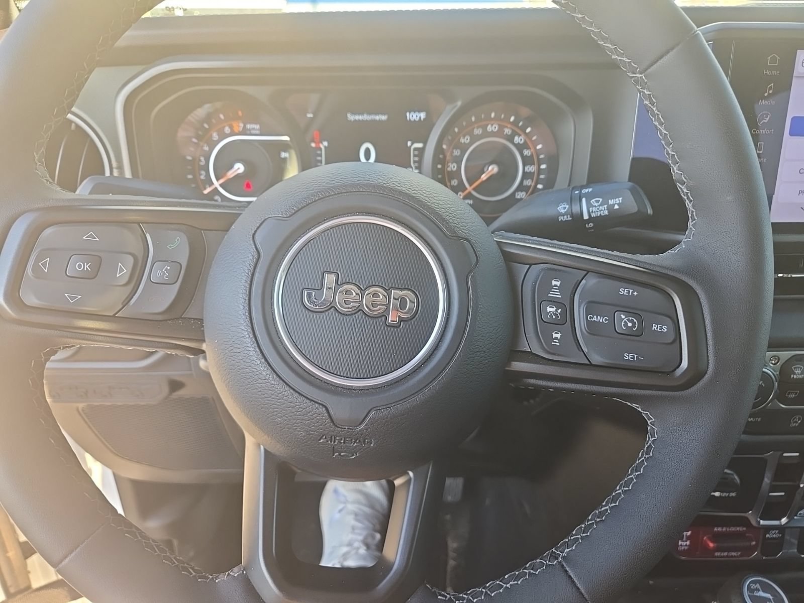 Used 2025 Jeep Gladiator Mojave w/ Convenience Group AWD/4WD image 18