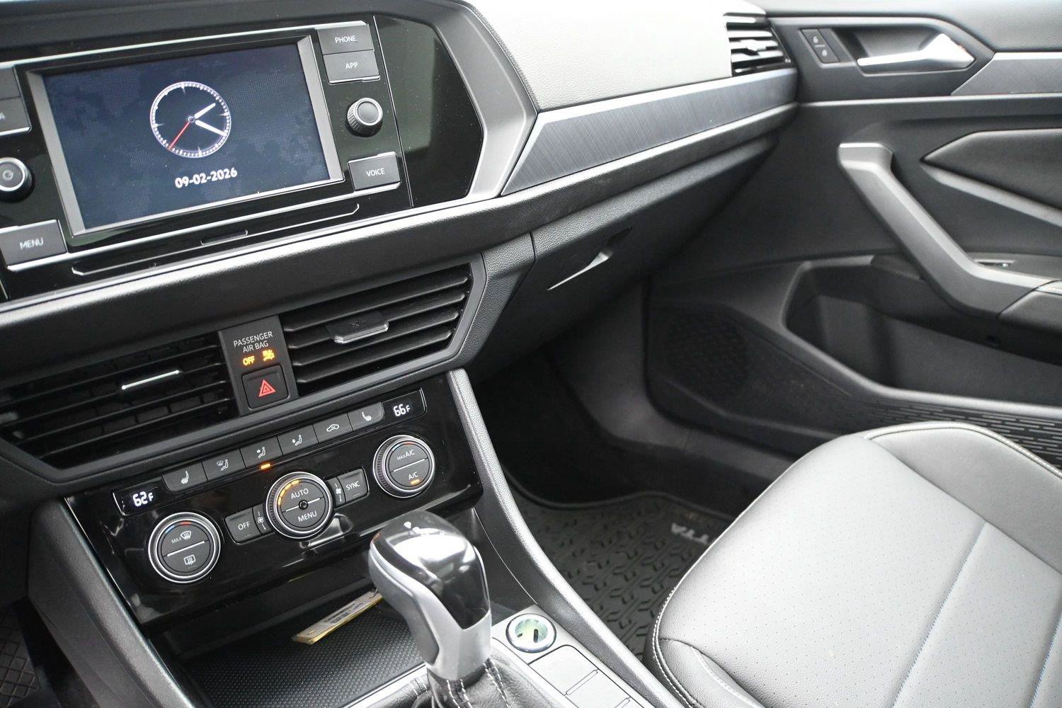 Used 2023 Volkswagen Jetta SE w/ Panoramic Sunroof Package FWD image 4